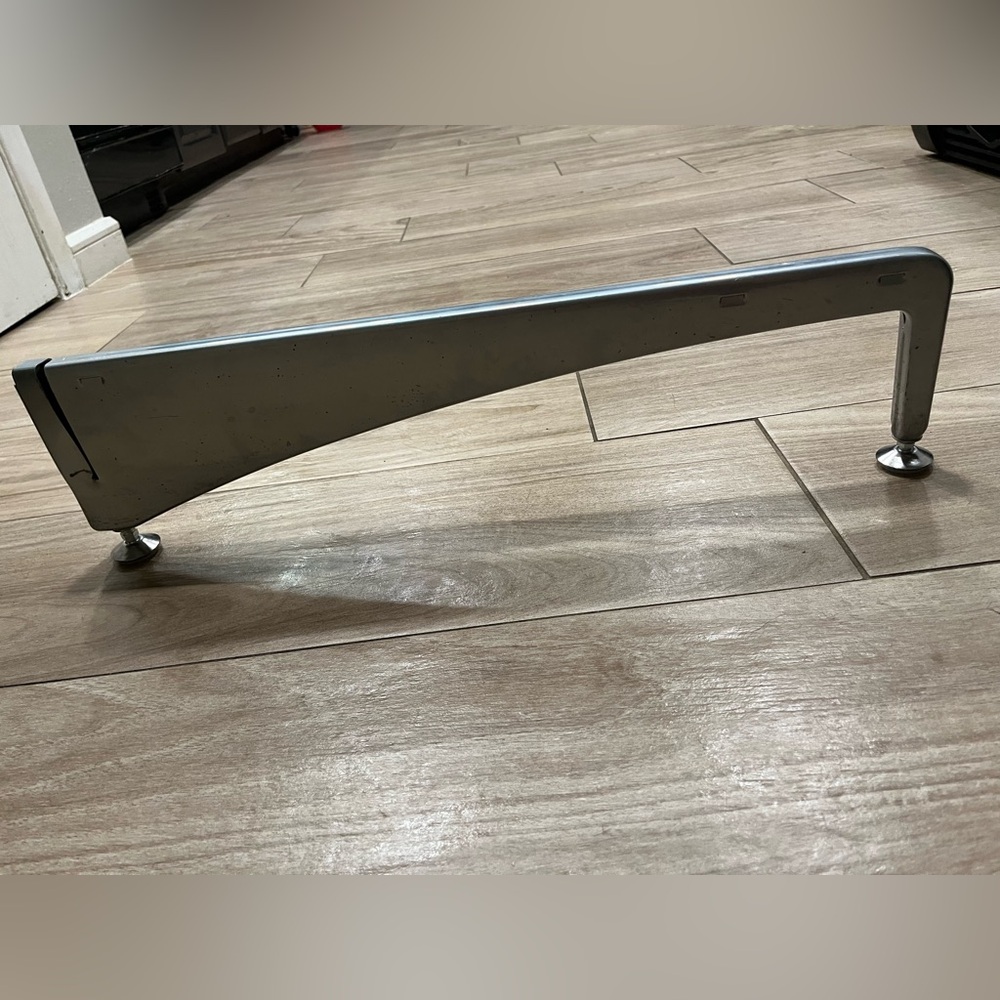 Elfa closet shelving leg 21” Quantity 6